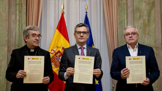 El ministro de la Presidencia, Justicia y Relaciones con las Cortes , F&eacute;lix Bola&ntilde;os, junto al presidente de la Conferencia Episcopal, Luis Arg&uuml;ello, y el presidente de la Conferencia Espa&ntilde;ola de Religiosos (CONFER), Jes&uacute;s D&iacute;az Sariego