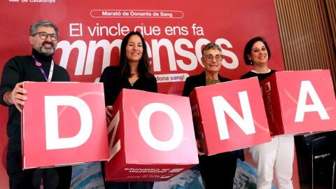 La directora del Banc de Sang i Teixits, Anna Millán, i la consellera de Salut, Olga Pané, durant la primera jornada de la Marató de Donants de Sang de Catalunya La directora del Banc de Sang i Teixits, Anna Millán, i la consellera de Salut, Olga Pané, durant la primera jornada de la Marató de Donants de Sang de Catalunya
