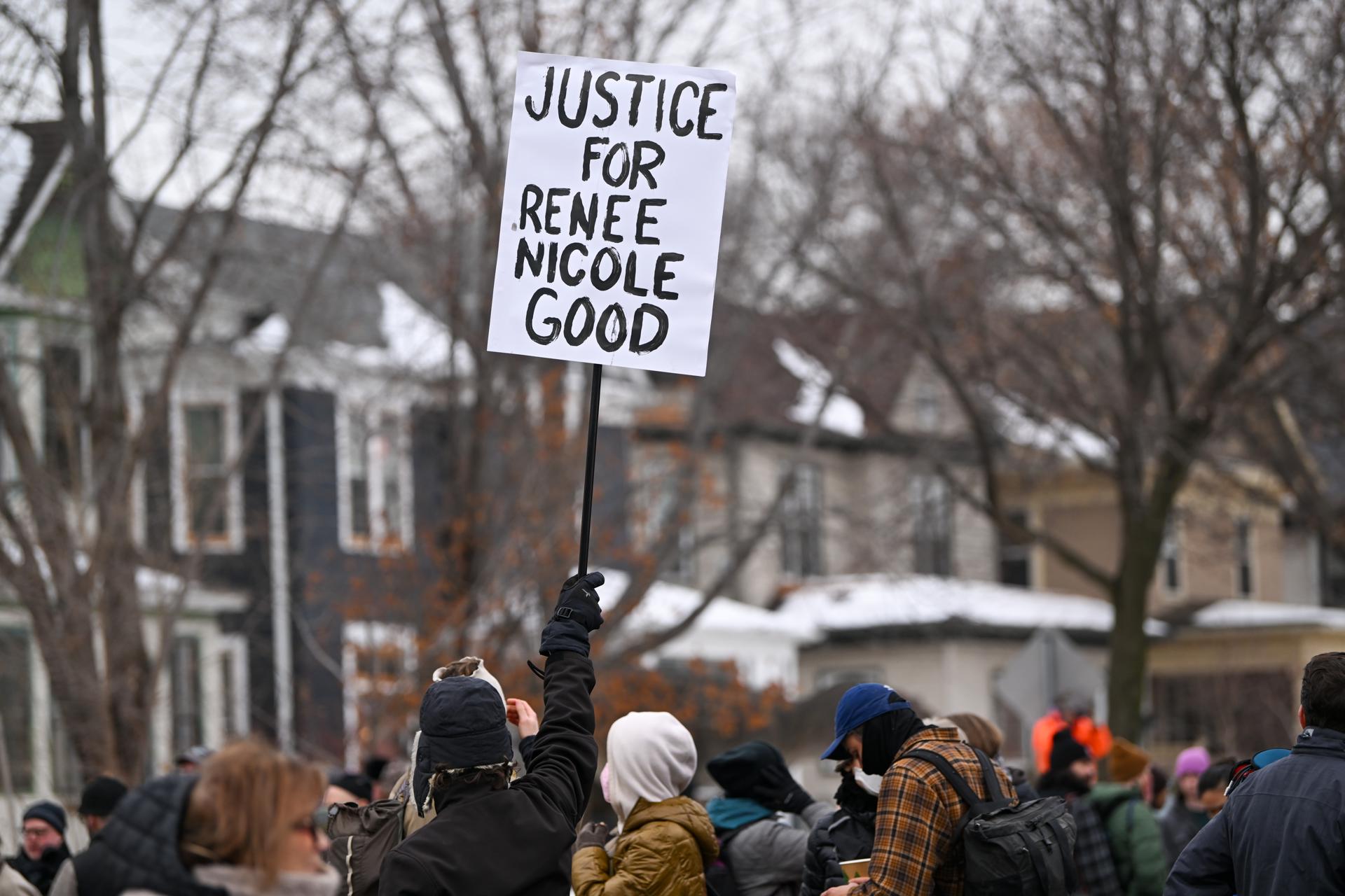 El comunicado de la esposa de la mujer víctima del ICE en Mineápolis: "Nosotros teníamos silbatos, ellos tenían armas" El comunicado de la esposa de la mujer víctima del ICE en Mineápolis: "Nosotros teníamos silbatos, ellos tenían armas"