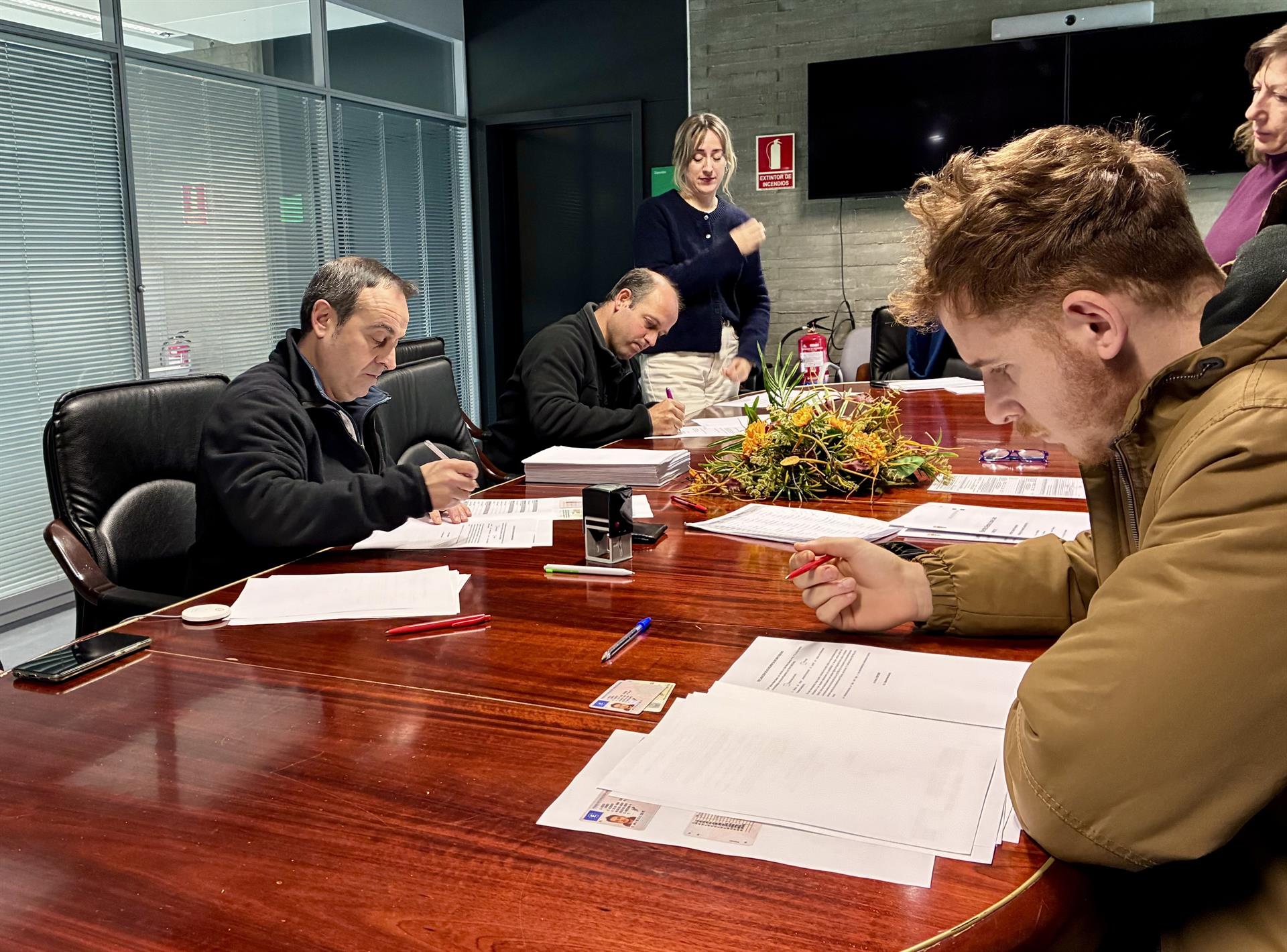 Los 138 bomberos forestales que ocupan las nuevas plazas anuales se incorporarán 19 de enero tras firmar los contratos Los 138 bomberos forestales que ocupan las nuevas plazas anuales se incorporarán 19 de enero tras firmar los contratos