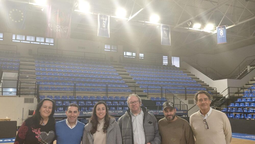 Los participantes en el programa, con la retirada camiseta de Silvia Domínguez al fondo