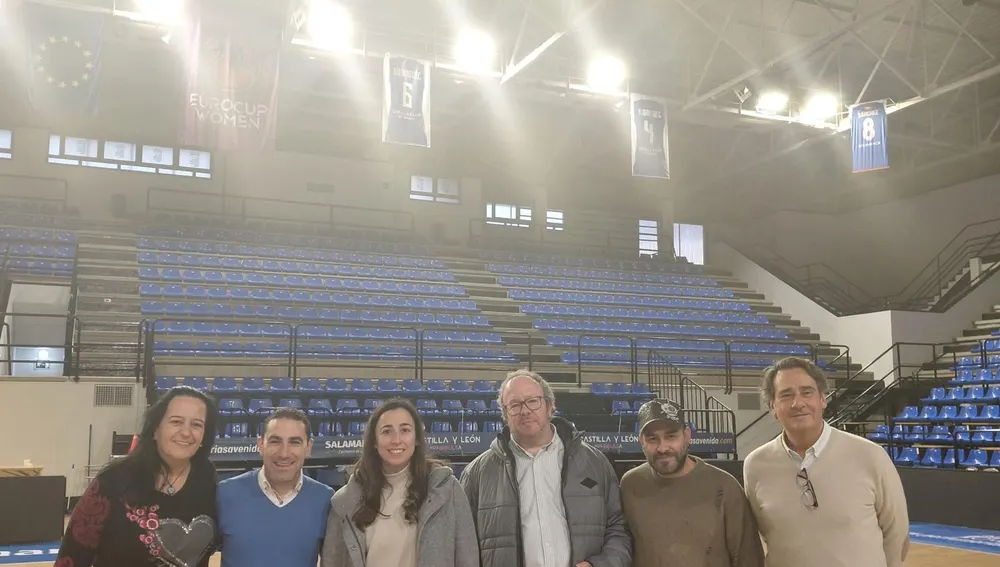 Los participantes en el programa, con la retirada camiseta de Silvia Domínguez al fondo Los participantes en el programa, con la retirada camiseta de Silvia Domínguez al fondo