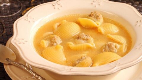 Plato de sopa en un restaurante de Menorca.