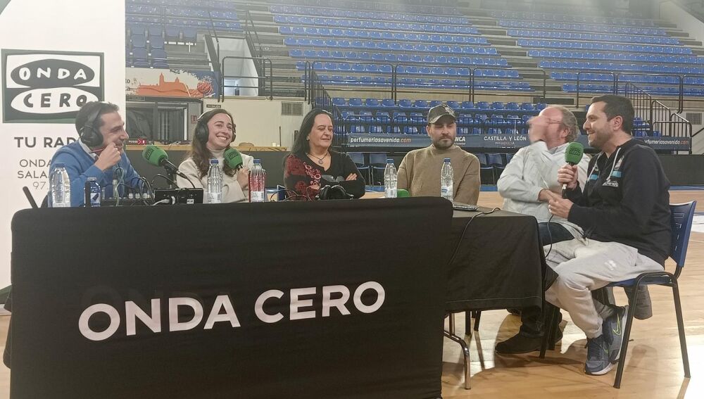 El director de Comunicación del Perfumerías Avenida, Germán Rubio, guarda con cariño un texto que le escribió Silvia Domínguez en Turquía