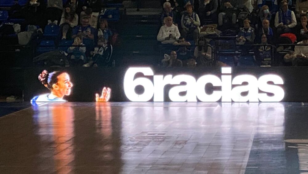 Agradecimiento del Avenida a Silvia Domínguez en las pantallas del pabellón que lleva su nombre