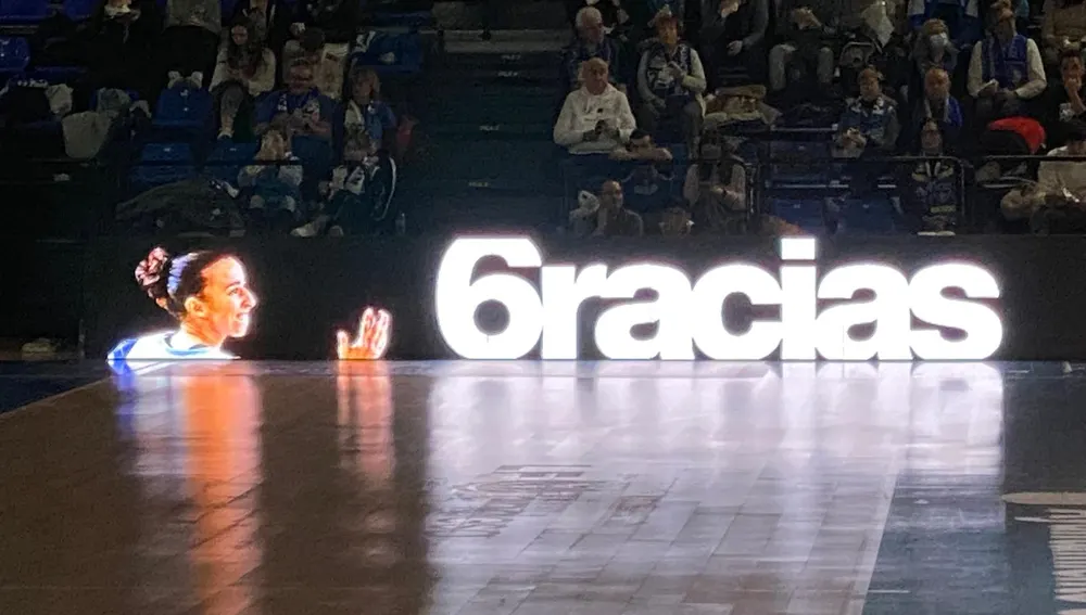 Agradecimiento del Avenida a Silvia Domínguez en las pantallas del pabellón que lleva su nombre Agradecimiento del Avenida a Silvia Domínguez en las pantallas del pabellón que lleva su nombre