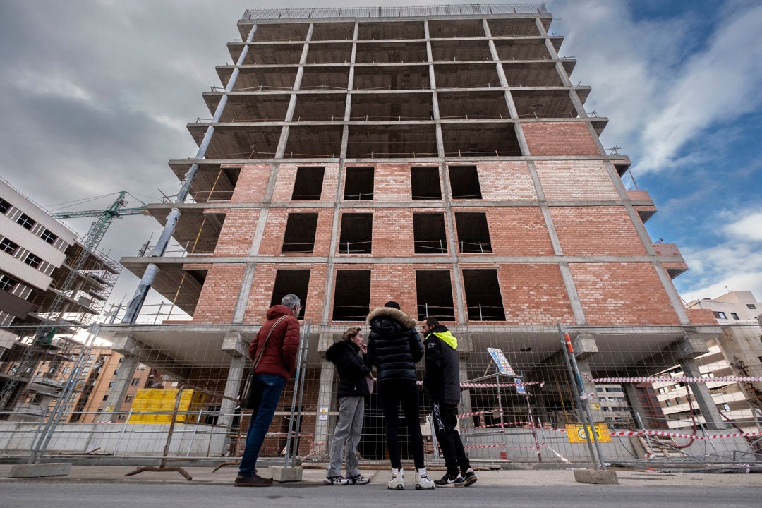 Edificio en construcción en el que han aparecido los cadáveres de los jóvenes de 20 y 13 años Edificio en construcción en el que han aparecido los cadáveres de los jóvenes de 20 y 13 años