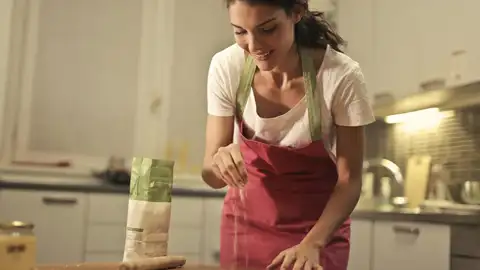 Imagen de archivo de una mujer cocinando con un delantal Imagen de archivo de una mujer cocinando con un delantal
