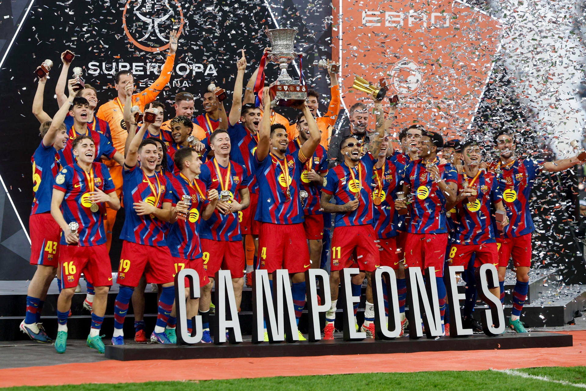 El Barça celebra el triunfo de la Supercopa El Barça celebra el triunfo de la Supercopa