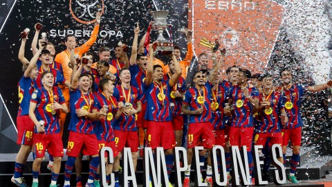 El Bar&ccedil;a celebra el triunfo de la Supercopa 