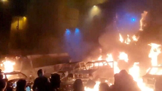 Coches quemados durante las protestas en Irán
