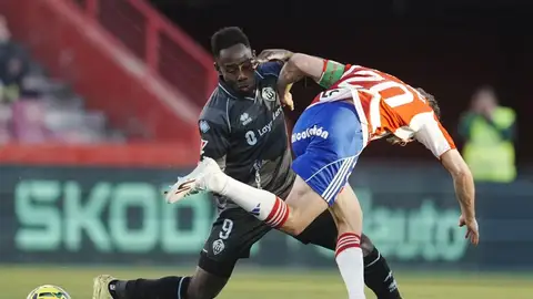 El albinegro Ousmane Camara, en una acción del partido en Los Cármenes El albinegro Ousmane Camara, en una acción del partido en Los Cármenes