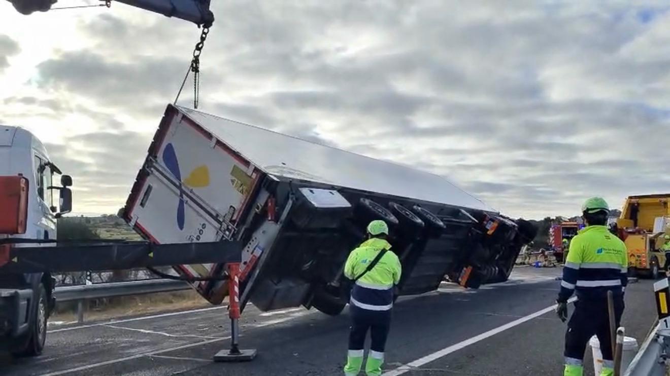 Una mujer de 58 años herida grave tras el vuelco de un camión articulado en la A5 cerca de Trujillo Una mujer de 58 años herida grave tras el vuelco de un camión articulado en la A5 cerca de Trujillo