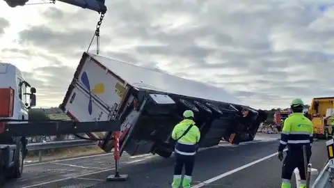 Una mujer de 58 años herida grave tras el vuelco de un camión articulado en la A5 cerca de Trujillo Una mujer de 58 años herida grave tras el vuelco de un camión articulado en la A5 cerca de Trujillo