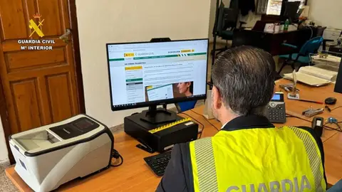 Un investigador de la Guardia Civil Un investigador de la Guardia Civil