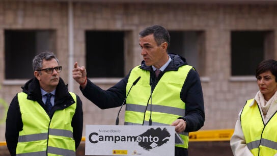 El presidente del Gobierno, Pedro S&aacute;nchez (c) junto a los ministros de Justicia, F&eacute;lix Bola&ntilde;os (i), y de Vivienda, Isabel Rodr&iacute;guez.