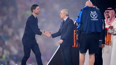 Xabi Alonso y Florentino Pérez tras la final de la Supercopa de España Xabi Alonso y Florentino Pérez tras la final de la Supercopa de España