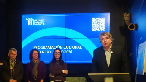 En el atril, el director de Comunicación y Relaciones Externas de Aguas de Alicante Martín, Sanz En el atril, el director de Comunicación y Relaciones Externas de Aguas de Alicante Martín, Sanz