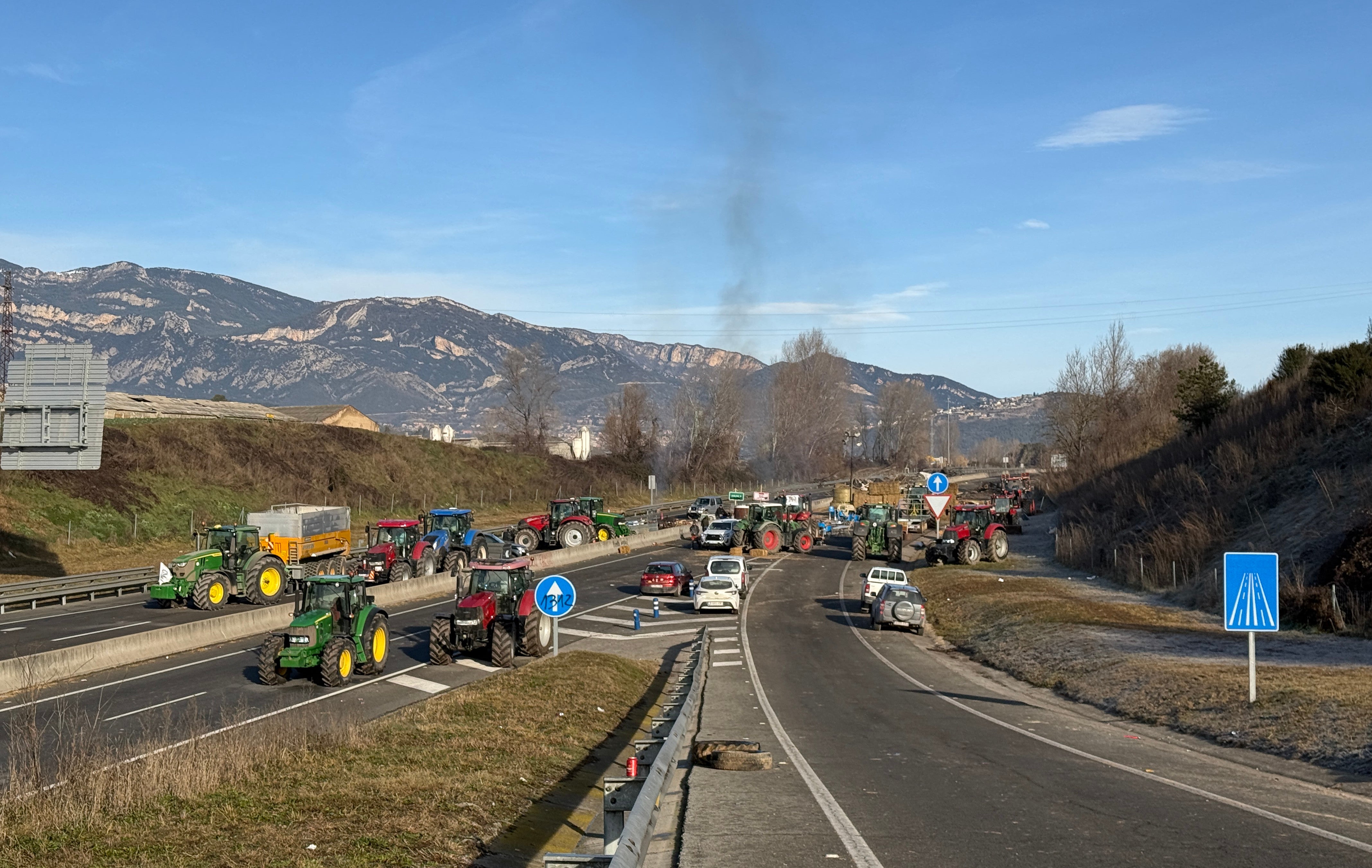 Els pagesos aixequen el tall al Port de Tarragona però mantenen altres mobilitzacions Els pagesos aixequen el tall al Port de Tarragona però mantenen altres mobilitzacions