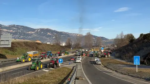 Els pagesos aixequen el tall al Port de Tarragona però mantenen altres mobilitzacions Els pagesos aixequen el tall al Port de Tarragona però mantenen altres mobilitzacions