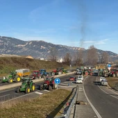 Els pagesos aixequen el tall al Port de Tarragona però mantenen altres mobilitzacions Els pagesos aixequen el tall al Port de Tarragona però mantenen altres mobilitzacions