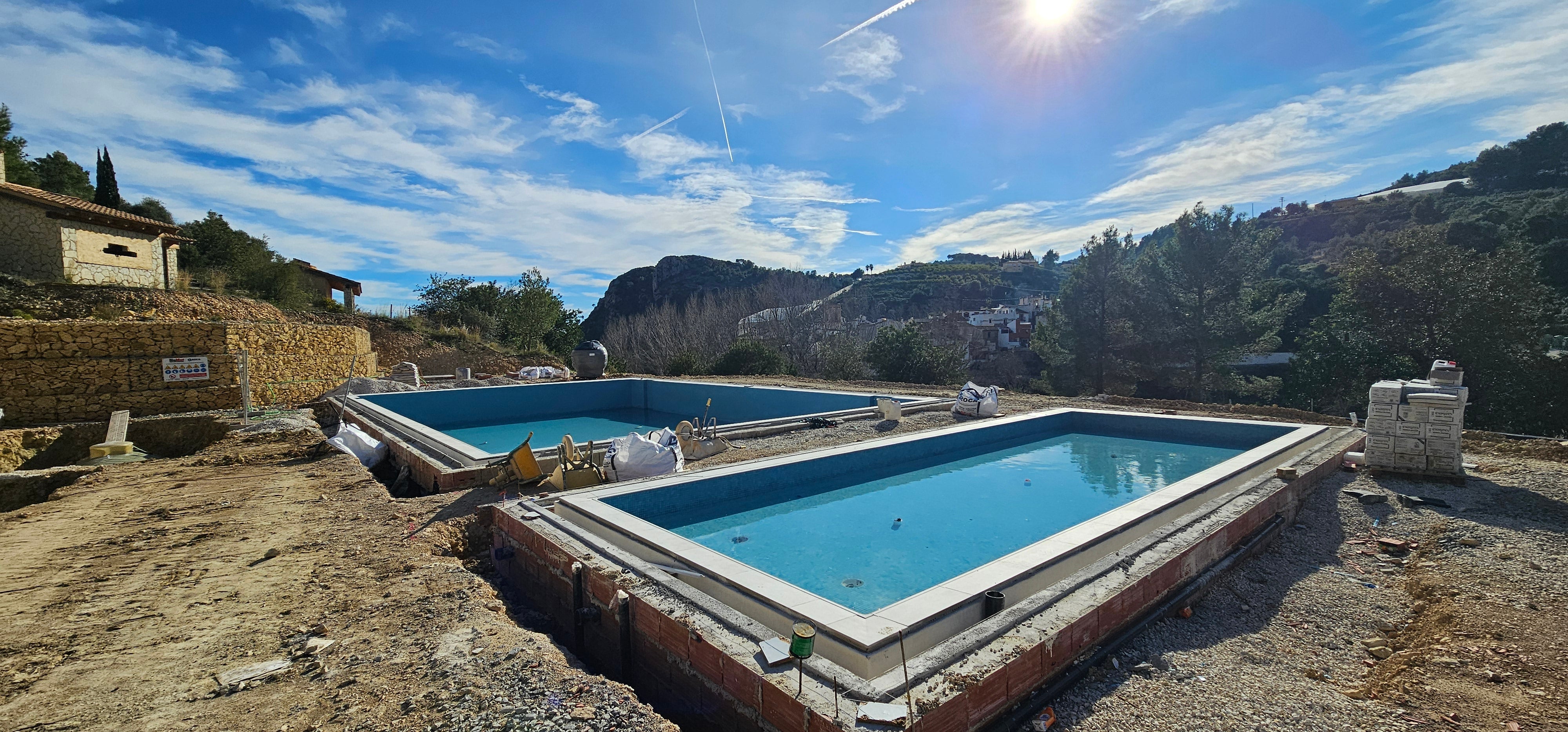 La Piscina Municipal de Bolulla entra en su recta final tras la firma del replanteo de la tercera fase La Piscina Municipal de Bolulla entra en su recta final tras la firma del replanteo de la tercera fase