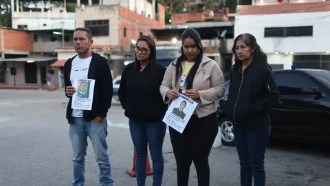Familiares de presos políticos esperan cerca a la cárcel El Rodeo I este lunes, en Caracas (Venezuela) Familiares de presos políticos esperan cerca a la cárcel El Rodeo I este lunes, en Caracas (Venezuela)/ EFE/ Miguel Gutiérrez