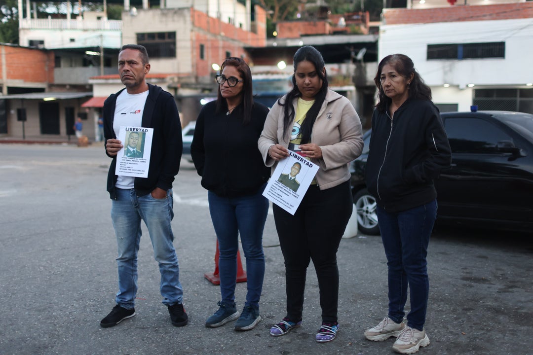 Familiares de presos políticos esperan cerca a la cárcel El Rodeo I este lunes, en Caracas (Venezuela) Familiares de presos políticos esperan cerca a la cárcel El Rodeo I este lunes, en Caracas (Venezuela)