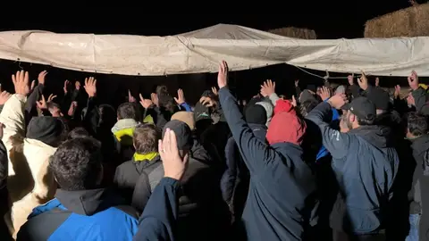 Els pagesos aixequen els talls a les carreteres Els pagesos aixequen els talls a les carreteres