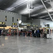 El aeropuerto de Santiago cerró 2025 con medio millón de viajeros menos, pero aumentaron en Vigo y A Coruña El aeropuerto de Santiago cerró 2025 con medio millón de viajeros menos, pero aumentaron en Vigo y A Coruña