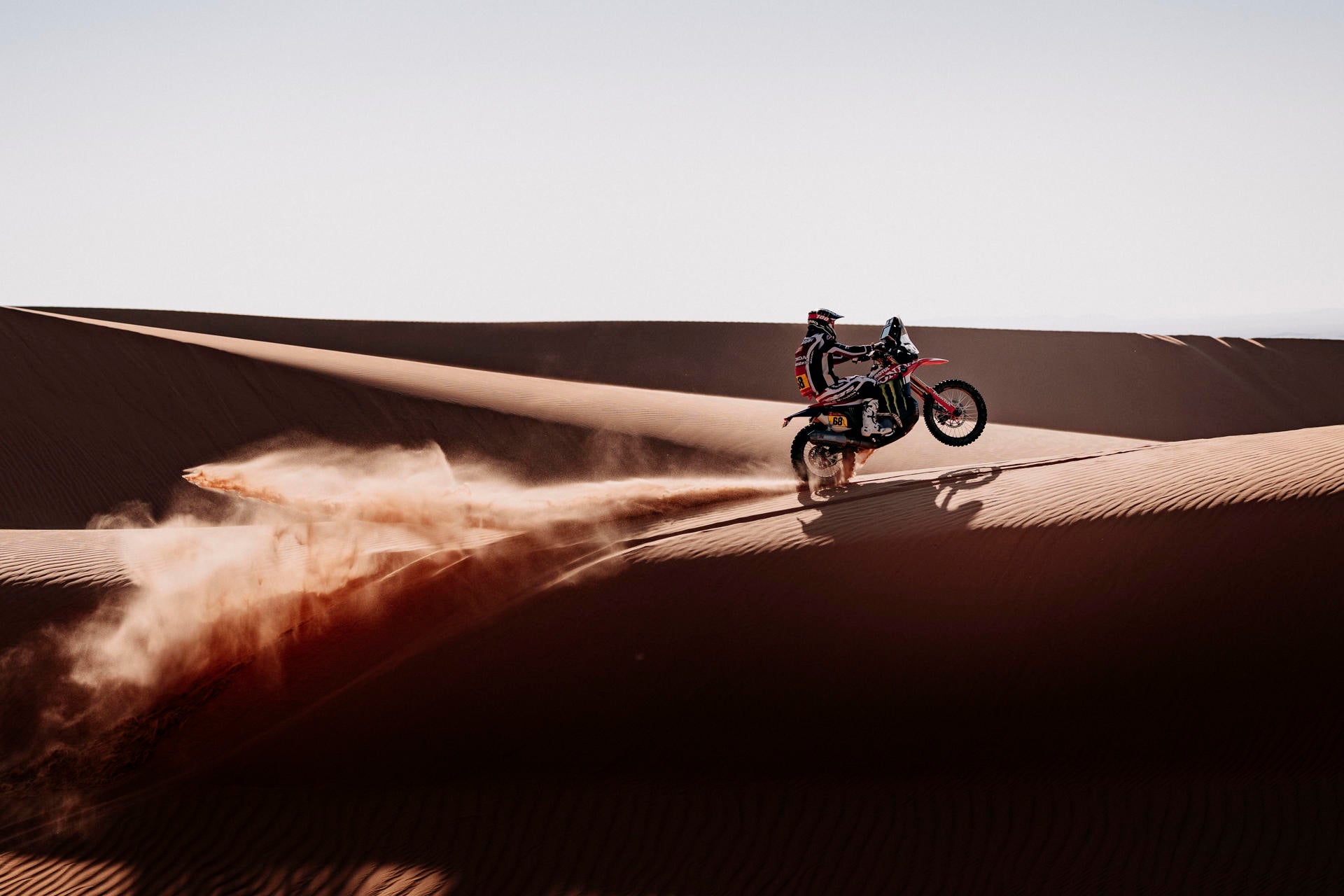 El valenciano Schareina gana la novena etapa en motos y Sanders arrebata el liderato a Benavides El valenciano Schareina gana la novena etapa en motos y Sanders arrebata el liderato a Benavides