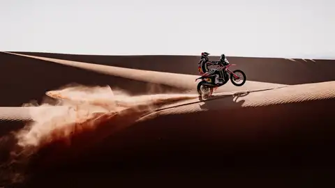 El valenciano Schareina gana la novena etapa en motos y Sanders arrebata el liderato a Benavides El valenciano Schareina gana la novena etapa en motos y Sanders arrebata el liderato a Benavides