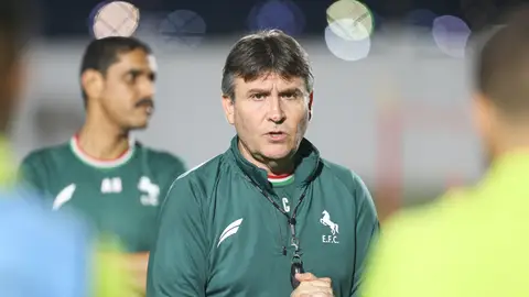 Toni Cazorla: "A las mujeres saudíes les gusta su forma de vida porque se sienten superprotegidas" Toni Cazorla: "A las mujeres saudíes les gusta su forma de vida porque se sienten superprotegidas"