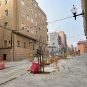 Obras en una de las calles del entorno del Raval de Santa Teresa de Elche.