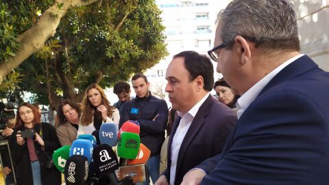 El president de la Generalitat, Juanfran Pérez Llorca, y el presidente de la Diputación de Alicante, Toni Pérez, atienden a los medios de comunicación en Alicante El president de la Generalitat, Juanfran Pérez Llorca, y el presidente de la Diputación de Alicante, Toni Pérez, atienden a los medios de comunicación en Alicante