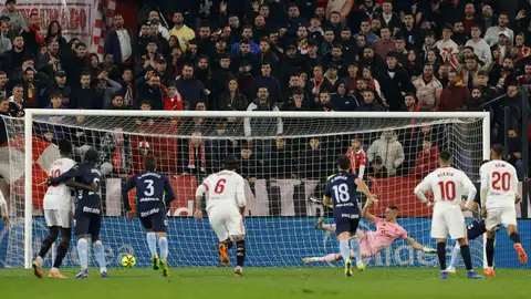 El guardameta griego del Sevilla, Odysseas Vlachodimos, encaja el primer gol durante el encuentro correspondiente a la jornada 19 de Laliga EA Sports que disputan hoy lunes Sevilla y Celta en el estadio Sánchez Pizjuán, en la capital andaluza. El guardameta griego del Sevilla, Odysseas Vlachodimos, encaja el primer gol durante el encuentro correspondiente a la jornada 19 de Laliga EA Sports que disputan hoy lunes Sevilla y Celta en el estadio Sánchez Pizjuán, en la capital andaluza.