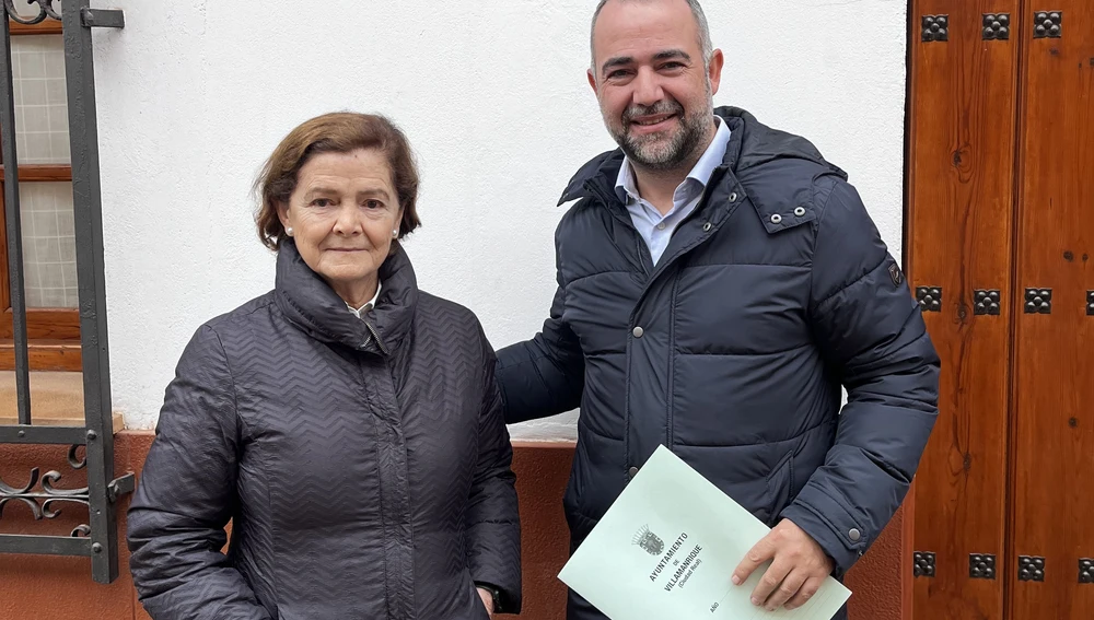 El alcalde de Villamanrique, Luis Luna, junto a la anterior propietaria de la Tercia, Dolores Frías El alcalde de Villamanrique, Luis Luna, junto a la anterior propietaria de la Tercia, Dolores Frías