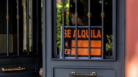 Un cartel que anuncia que se alquila una vivienda. Un cartel que anuncia que se alquila una vivienda.