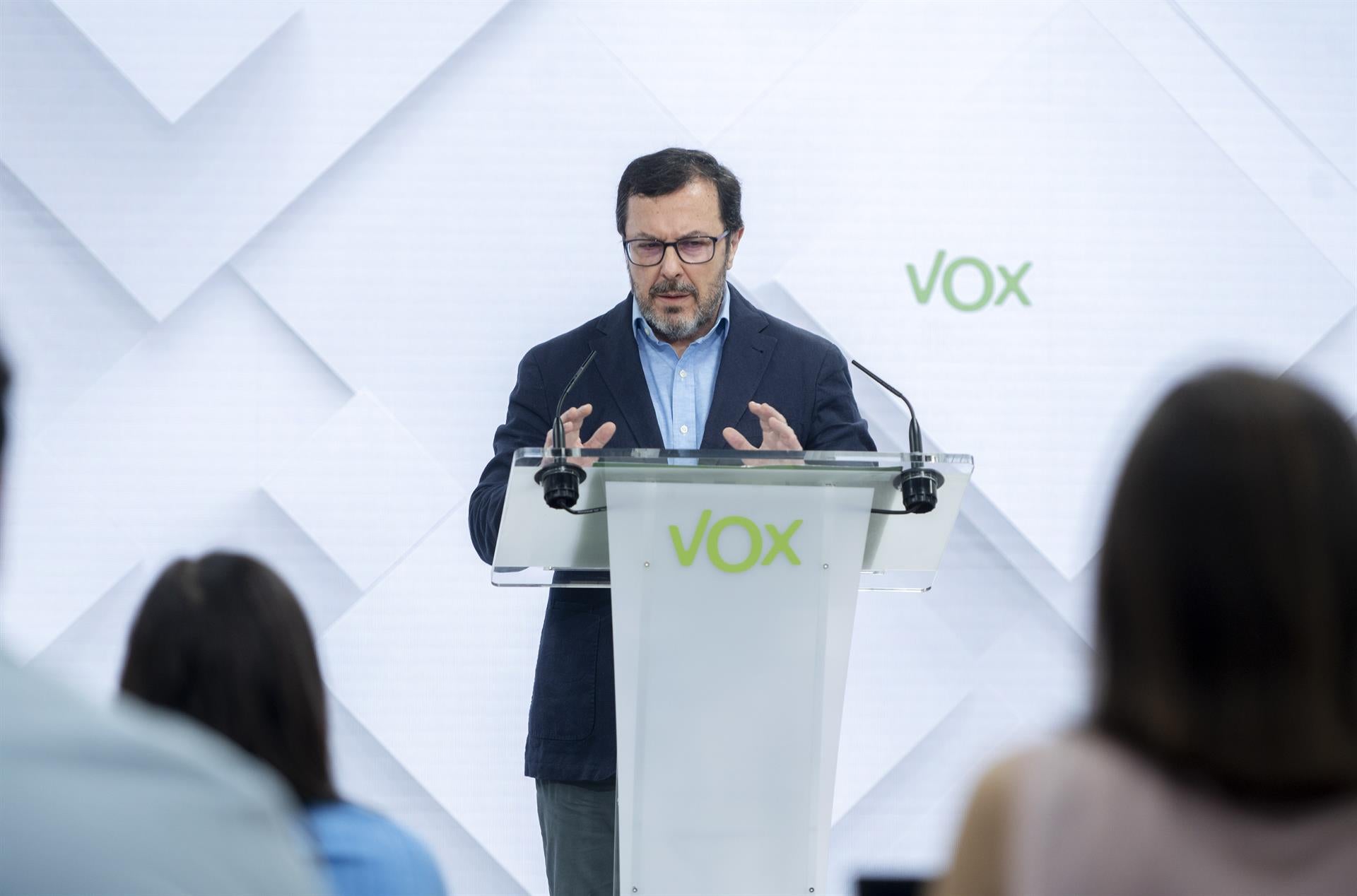 Vox insiste en hablar de políticas y no de cargos en Extremadura, pero quiere entrar en el Gobierno para lograr cambios Vox insiste en hablar de políticas y no de cargos en Extremadura, pero quiere entrar en el Gobierno para lograr cambios