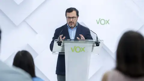 Vox insiste en hablar de políticas y no de cargos en Extremadura, pero quiere entrar en el Gobierno para lograr cambios Vox insiste en hablar de políticas y no de cargos en Extremadura, pero quiere entrar en el Gobierno para lograr cambios