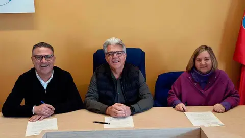 El presidente del Consorci, José R. González de Zárate, el alcalde de Llíber, José Juan Reus, y la secretaria del ayuntamiento de Llíber El presidente del Consorci, José R. González de Zárate, el alcalde de Llíber, José Juan Reus, y la secretaria del ayuntamiento de Llíber