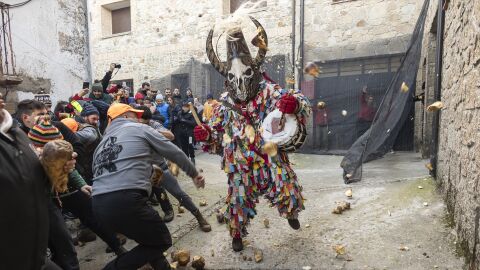 Decenas de personas lanzan nabos al Jarramplas, a 19 de enero de 2025, en Piornal, C&aacute;ceres, Extremadura (Espa&ntilde;a). 