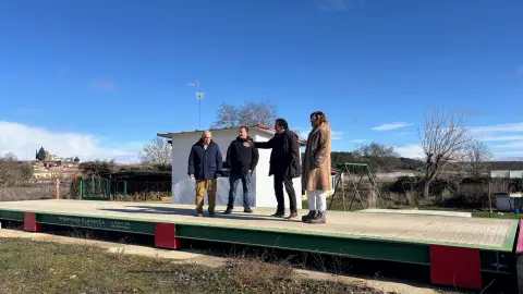 La presidenta de la Diputación pone en valor el acondicionamiento de la báscula municipal de Villanuño de Valdabia .