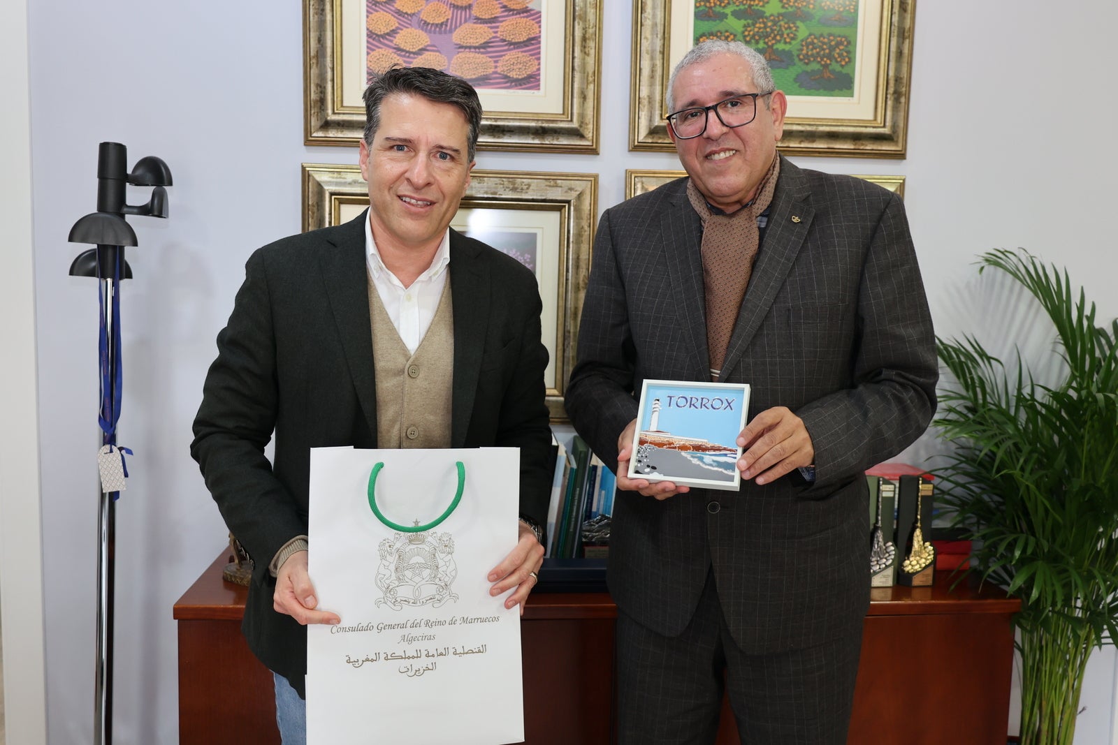 El cónsul general de Marruecos en Algeciras agradece al alcalde de Torrox su apoyo a la comunidad local del país africano El cónsul general de Marruecos en Algeciras agradece al alcalde de Torrox su apoyo a la comunidad local del país africano