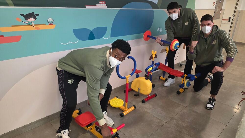 Jugadores de Unicaja en Hospital Quirónsalud Málaga