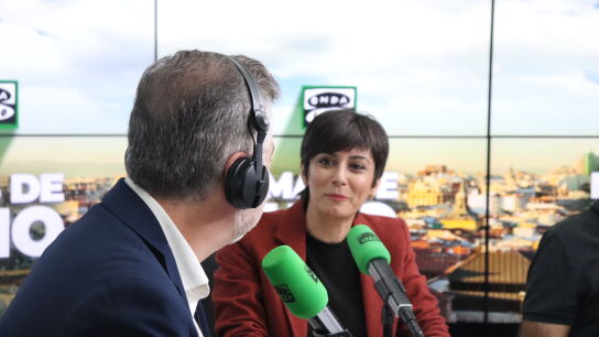 La ministra de Vivienda, Isabel Rodr&iacute;guez, con Carlos Alsina