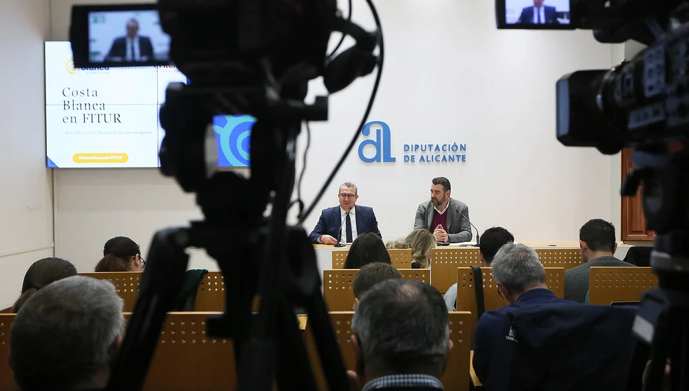 El presidente de la Diputación Toni Pérez y José Mancebo del Patronato 'Costa Blanca' El presidente de la Diputación Toni Pérez y José Mancebo del Patronato 'Costa Blanca'