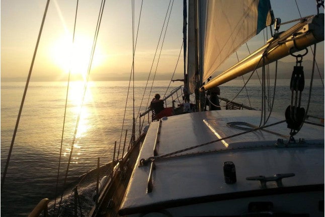Puesta de sol, cena romántica y noche en velero para dos, en Estepona, de las experiencias más buscada en la provincia Puesta de sol, cena romántica y noche en velero para dos, en Estepona, de las experiencias más buscada en la provincia