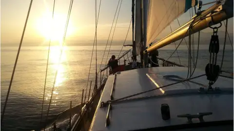 Puesta de sol, cena romántica y noche en velero para dos, en Estepona, de las experiencias más buscada en la provincia Noche