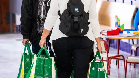 Personas recogiendo bolsas de alimentos en Casa Caridad. Personas recogiendo bolsas de alimentos en Casa Caridad.